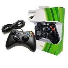 Um controle xbox 360 branco com um controle cinza nele.