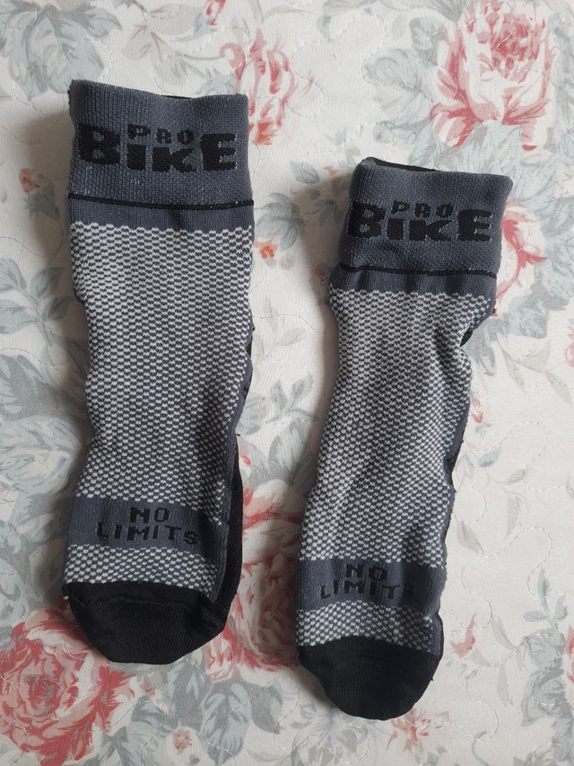 Um par de meia de ciclismo 