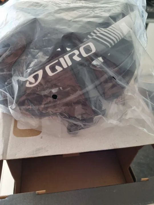 Capacete de Bike - GIRO - Na Caixa - Foto 2