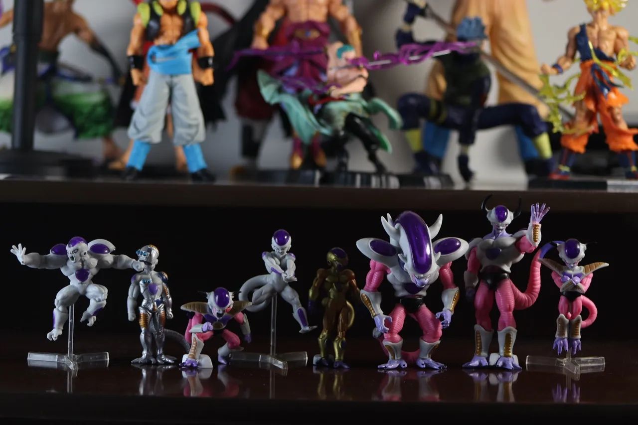 Coleção De action Figures do Freeza 