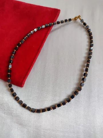 colar gargantilha imitação hematita com bolinhas douradas - Foto 5