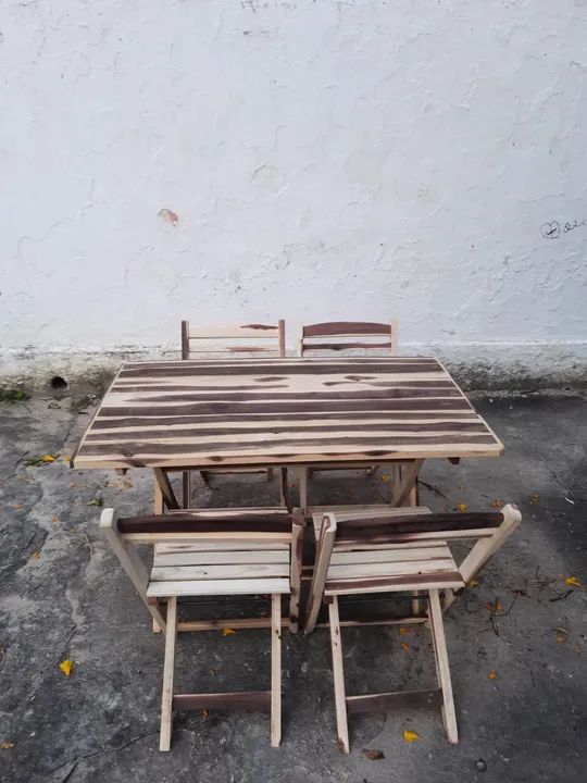 Conjunto dobrável 120x70 com 4 cadeiras 