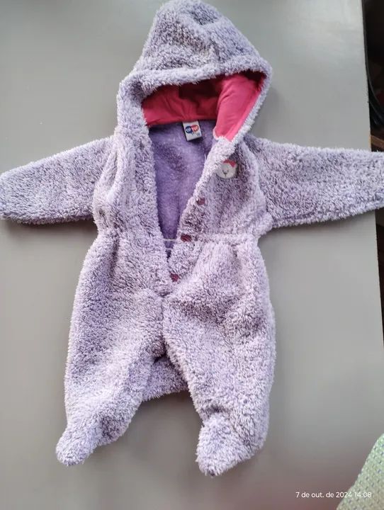 Lote de Roupas para Bebê - Macacão, Casaco e Acessórios - Foto 2