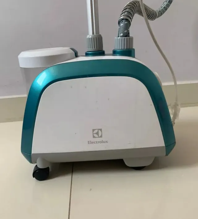 Passadeira vertical a vapor Electrolux GST10 - Steamer