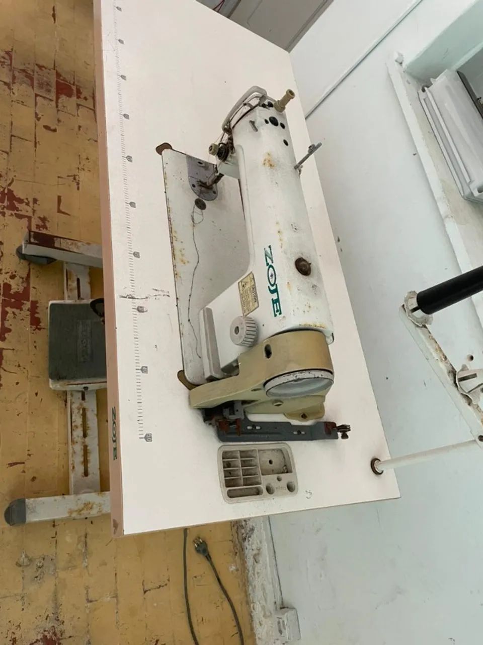 Máquina de costura reta