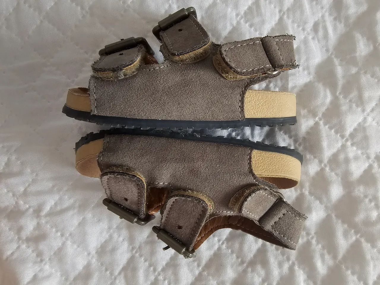 Sandálias infantis cinza com fivela e velcro - Foto 6