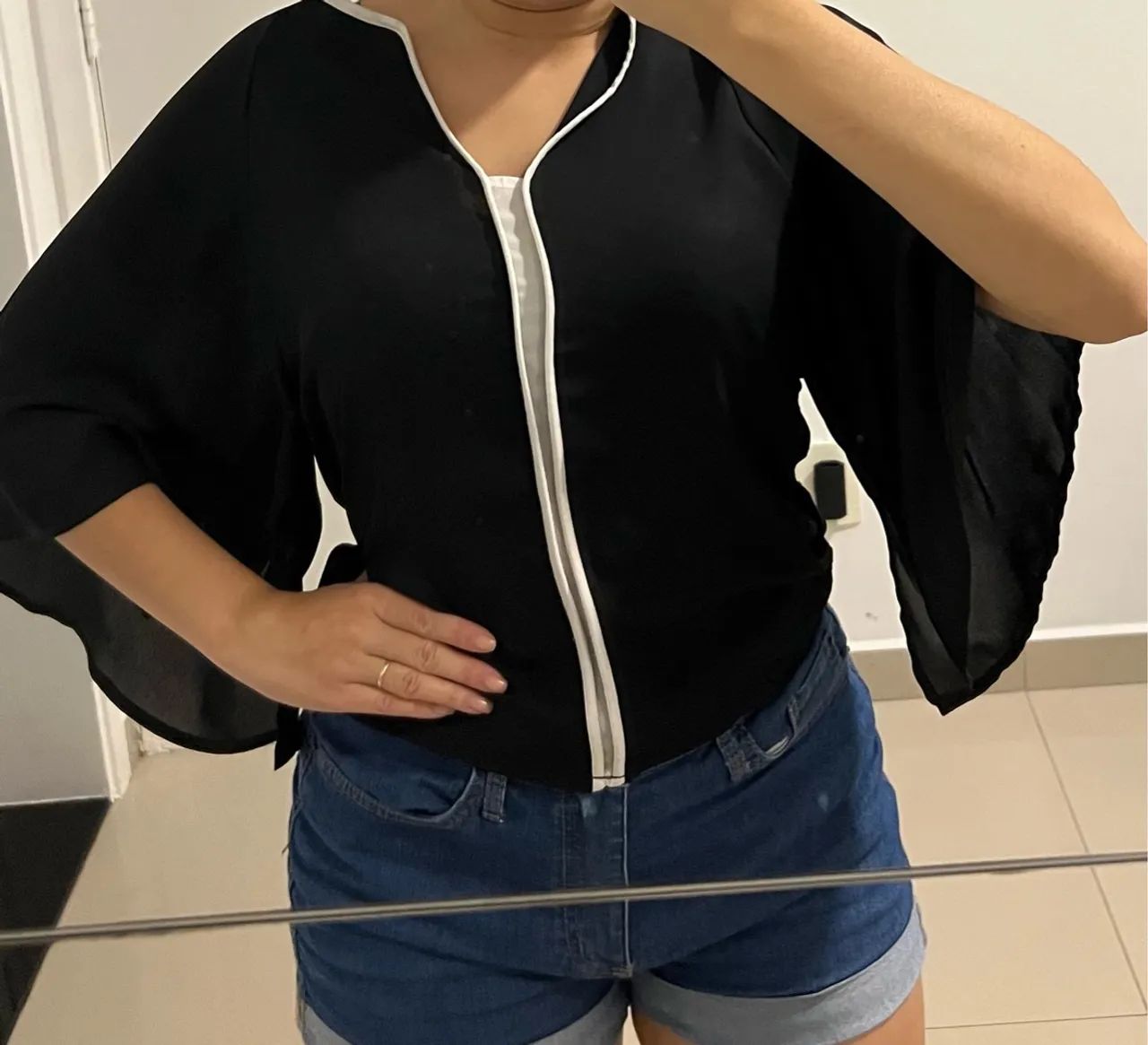 Blusa morcego preta com detalhes em branco - Foto 2