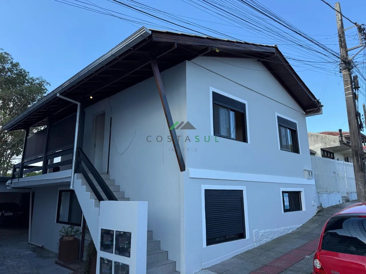 Vende-se casa mobiliada no centro de Garopaba há 350 metros do mar