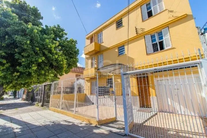 Apartamento térreo semimobiliado de 2 dormitórios no bairro São Geraldo. Living 2 ambiente