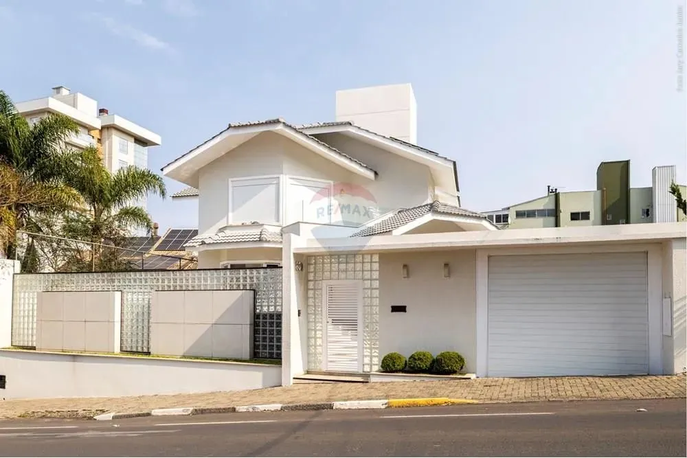 Casa de Alto Padrão à Venda no Centro de Lages