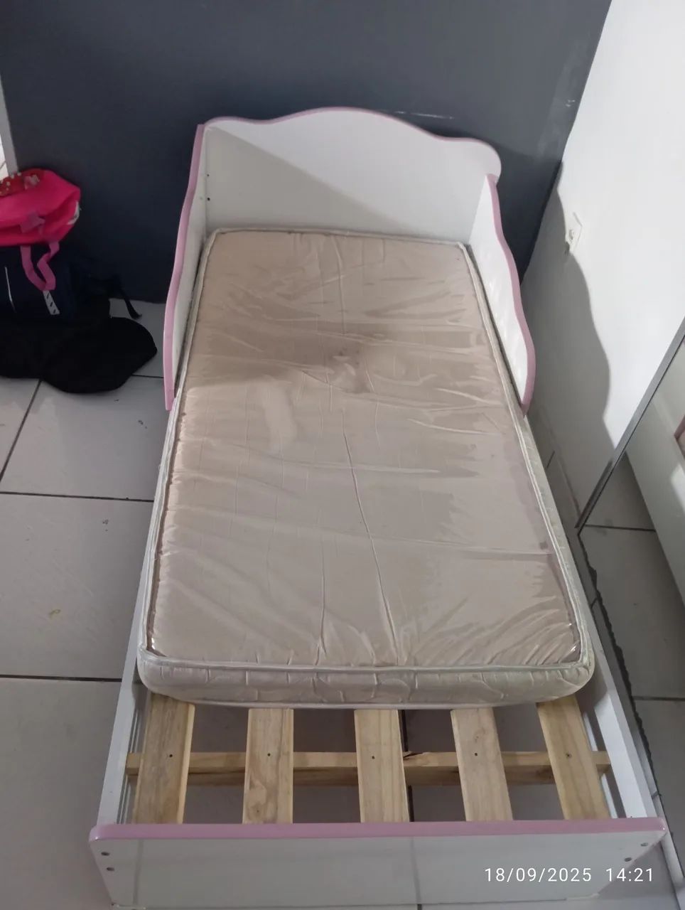 Vende-se caminha infantil,o colchão é menor que a cama,eu coloco um travesseiro.