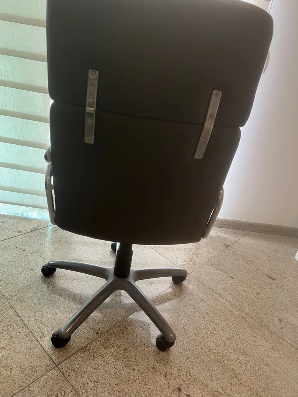Cadeira de Escritório Confortável e Durável