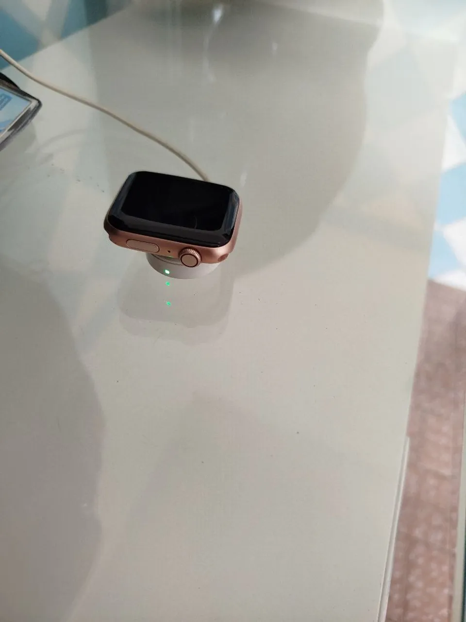 Apple Watch Series 4 - Dourado - Carregador Incluso