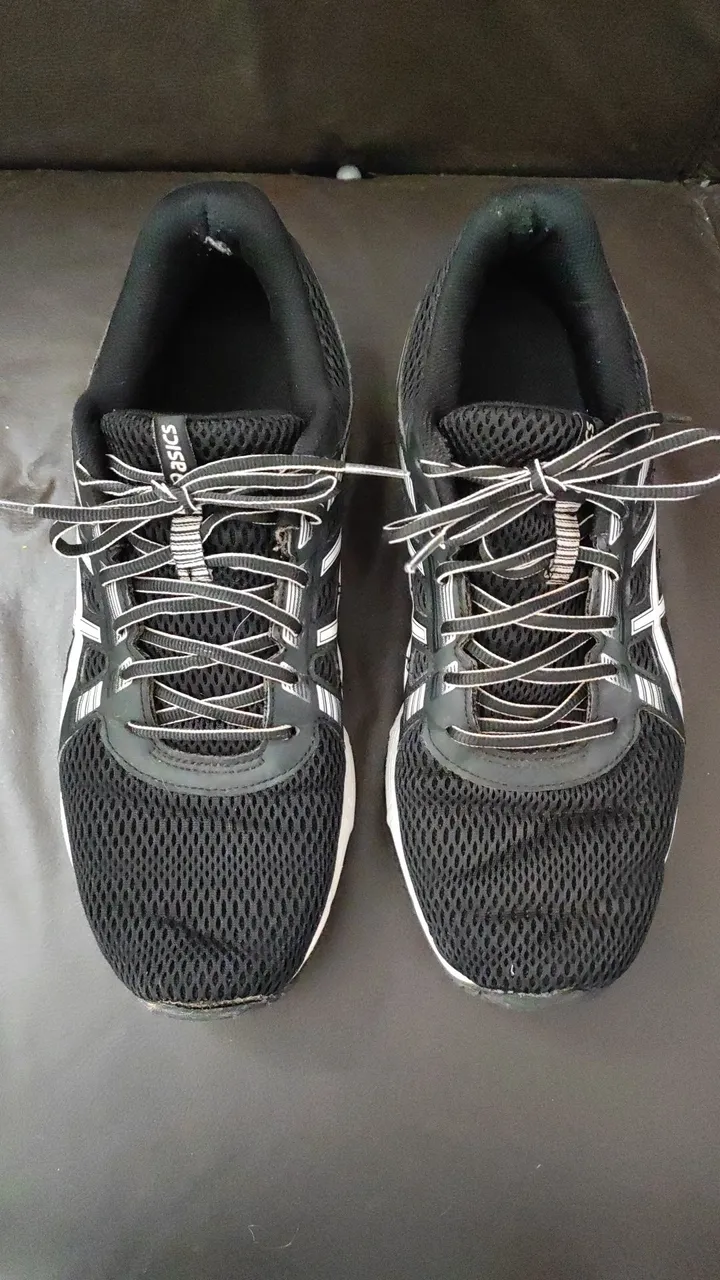 Tênis Asics Preto com Detalhes Brancos