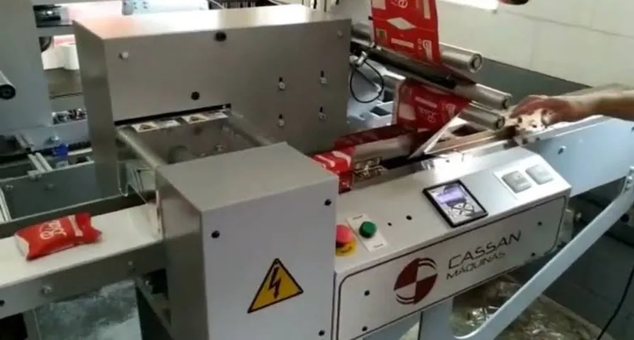 Cód. 112 Embaladora Flow Pack Cassan CSS 60 PF, Possui Fotocelula e Datador, Largura Maxim