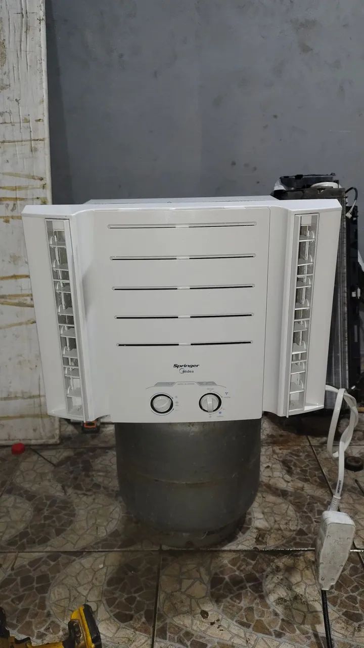 Vendo ar condicionado 10.000 BTUs funcionando perfeitamente com 3 meses de garantia