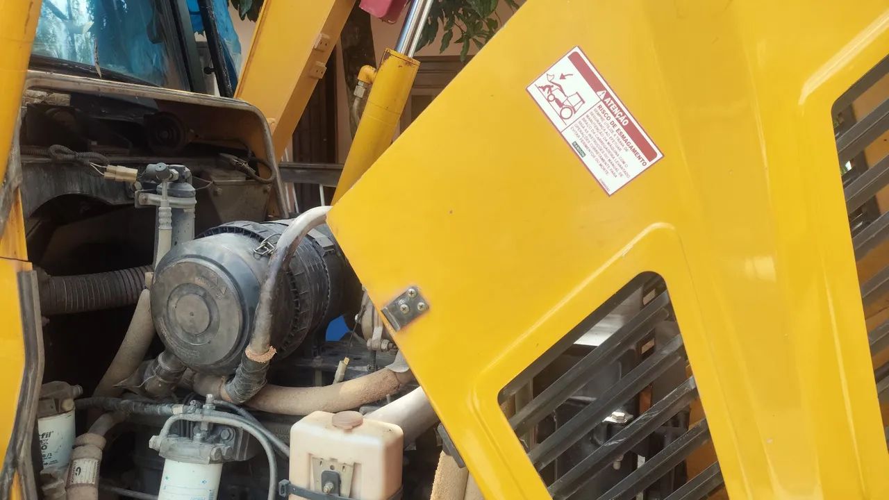 Retroescavadeira 2016 4x4 com ar poucas horas - Foto 3
