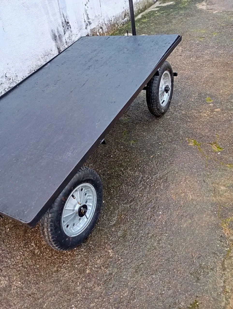 Carrinho plataforma tampo de madeira rodas pneumáticas, tamanho 1,50x0,80 oportunidade. - Foto 3