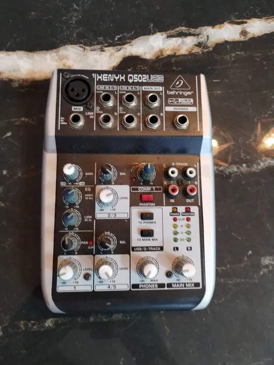 Mesa de Som Behringer Xenyx Q502USB