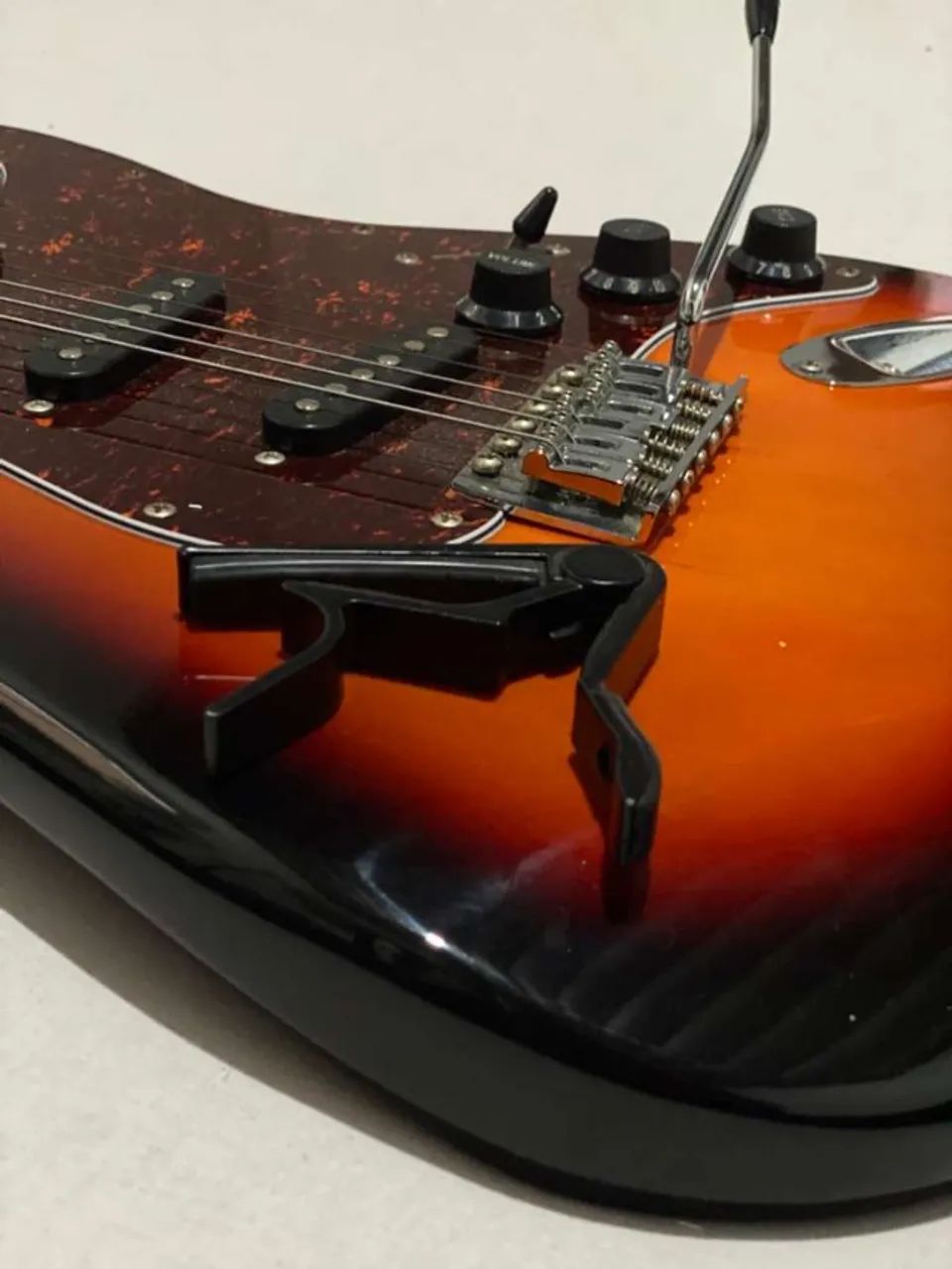 Guitarra Giannini G-100 seminova + acessórios (capotraste, correia, palhetas) - Foto 5
