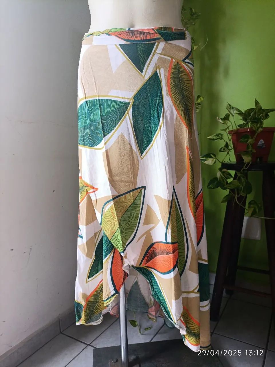 Saia envelope estampada com folhas - Tamanho Único. - Foto 2