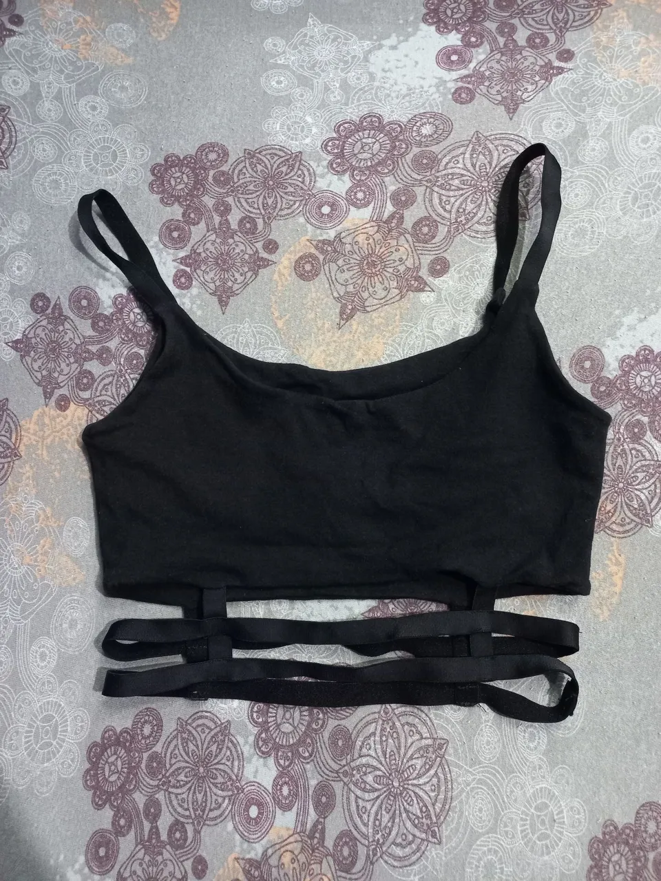 Top feminino preto com tiras