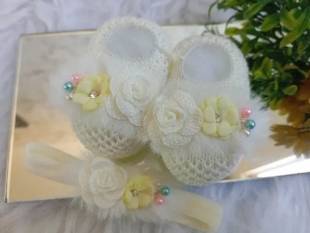 KIT SAPATINHOS E TIARAS ARTESANAIS SUPER LUXO MENINAS - Foto 2