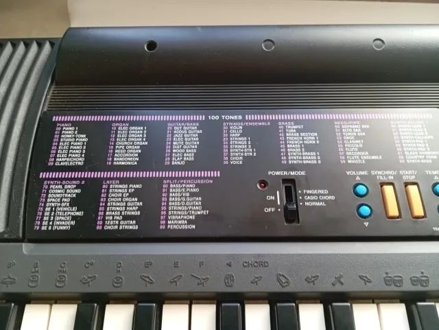 Teclado Casio CTK-480 em estado de zero, com fonte e pedestal - Foto 4
