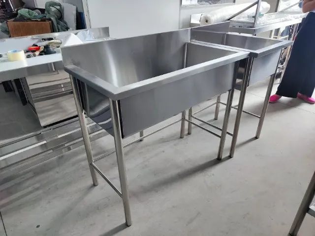 Tanque inox com pés tubulares para uso em lavanderias e cozinhas