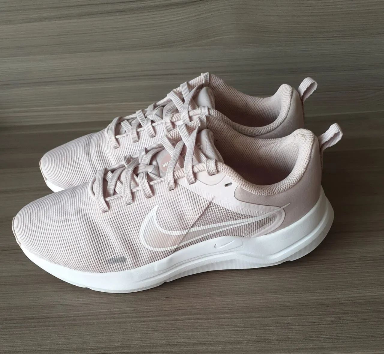 Tênis de corrida Nike Downshifter 12 - Rosa e branco - Foto 2