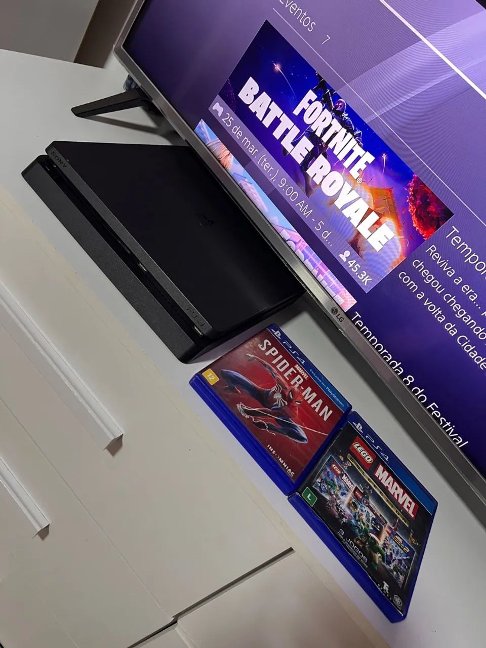 PS4 com jogos Spider-Man e LEGO Marvel