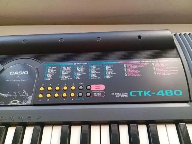 Teclado Casio CTK-480 em estado de zero, com fonte e pedestal - Foto 3