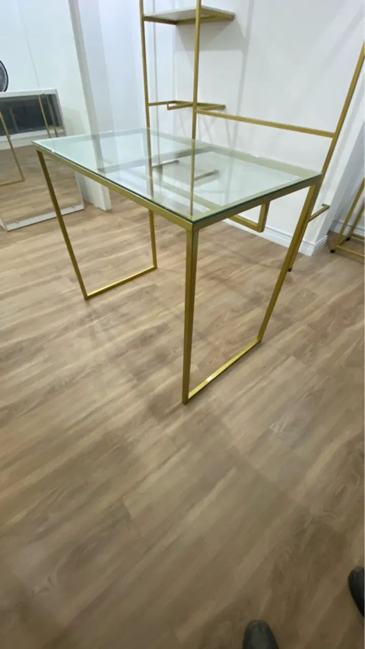 Mesa de vidro com estrutura dourada elegante - Foto 3