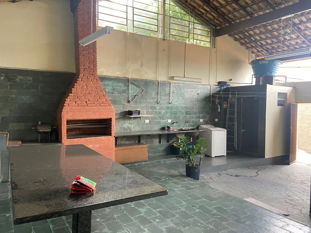Casa para venda (aceita financiamento), possui 360m² com 4 quartos em bairro Lindeia - Con - Foto 4