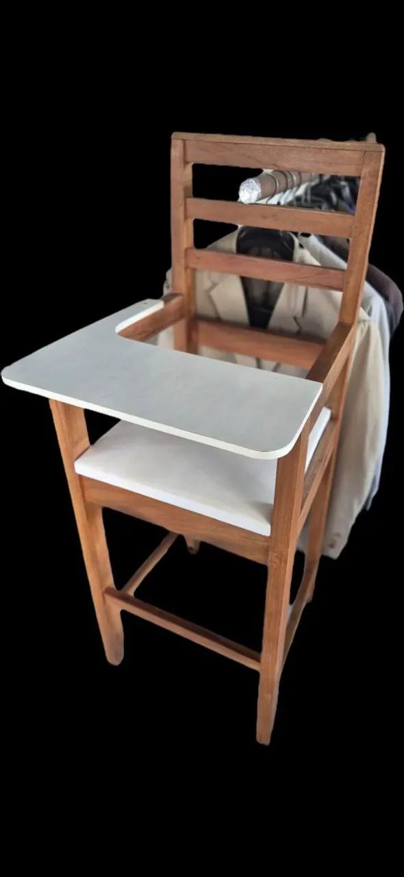 Cadeira Infantil de Madeira com Mesa Destacável por Somente 80 reais