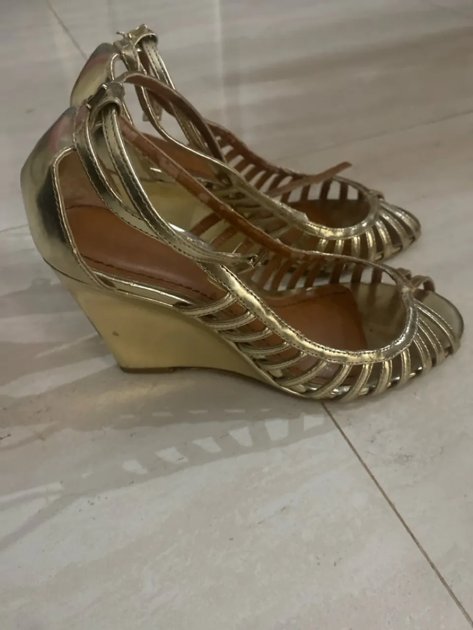 Sandália Dourada Metalizada - Elegância nos seus pés!