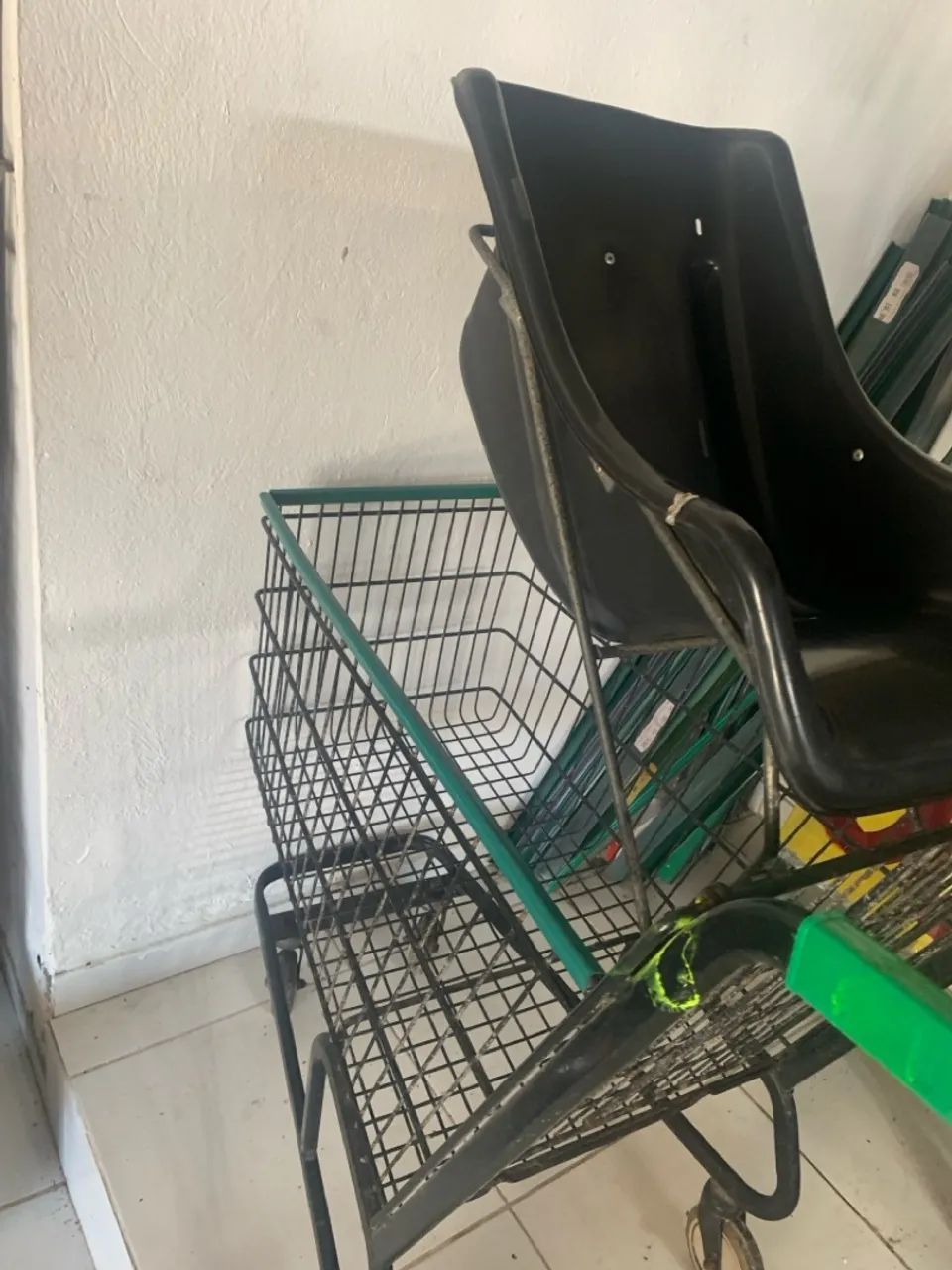 Carrinho de compras com assento infantil - Foto 5