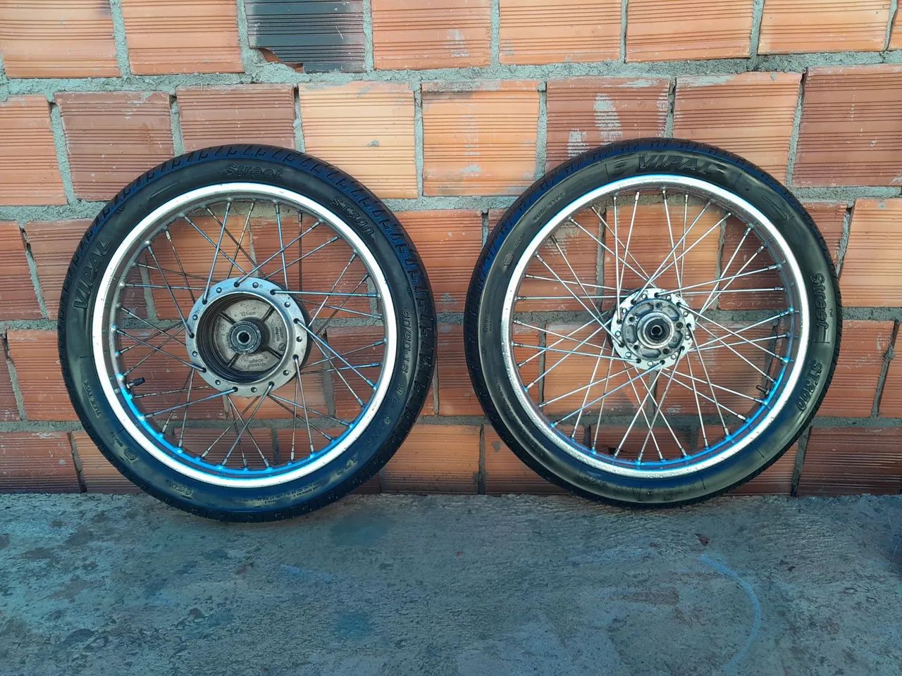 Par de rodas raiadas completas