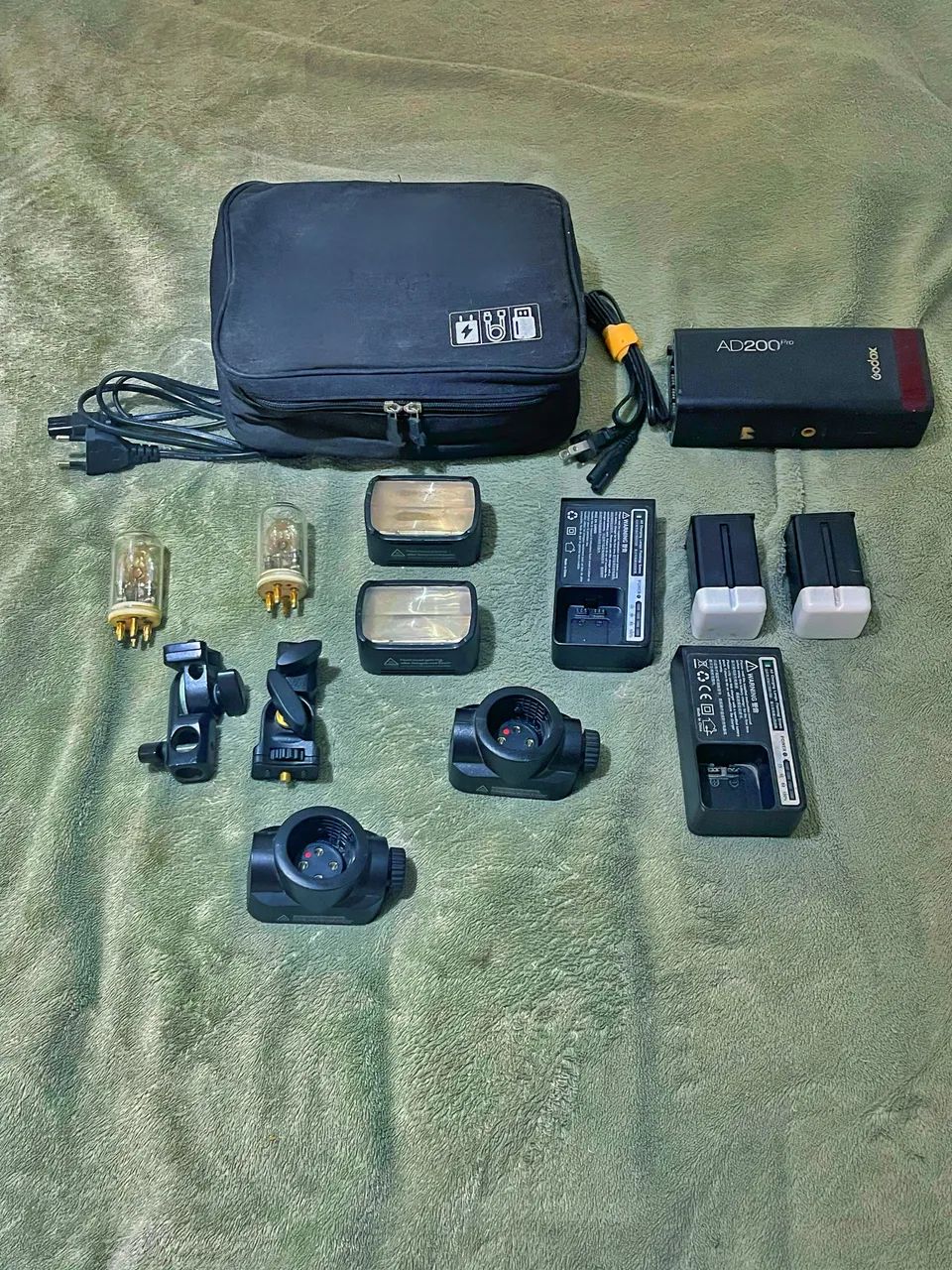 Godox AD200 Pro + Acessórios em Dobro (2 baterias + extras)