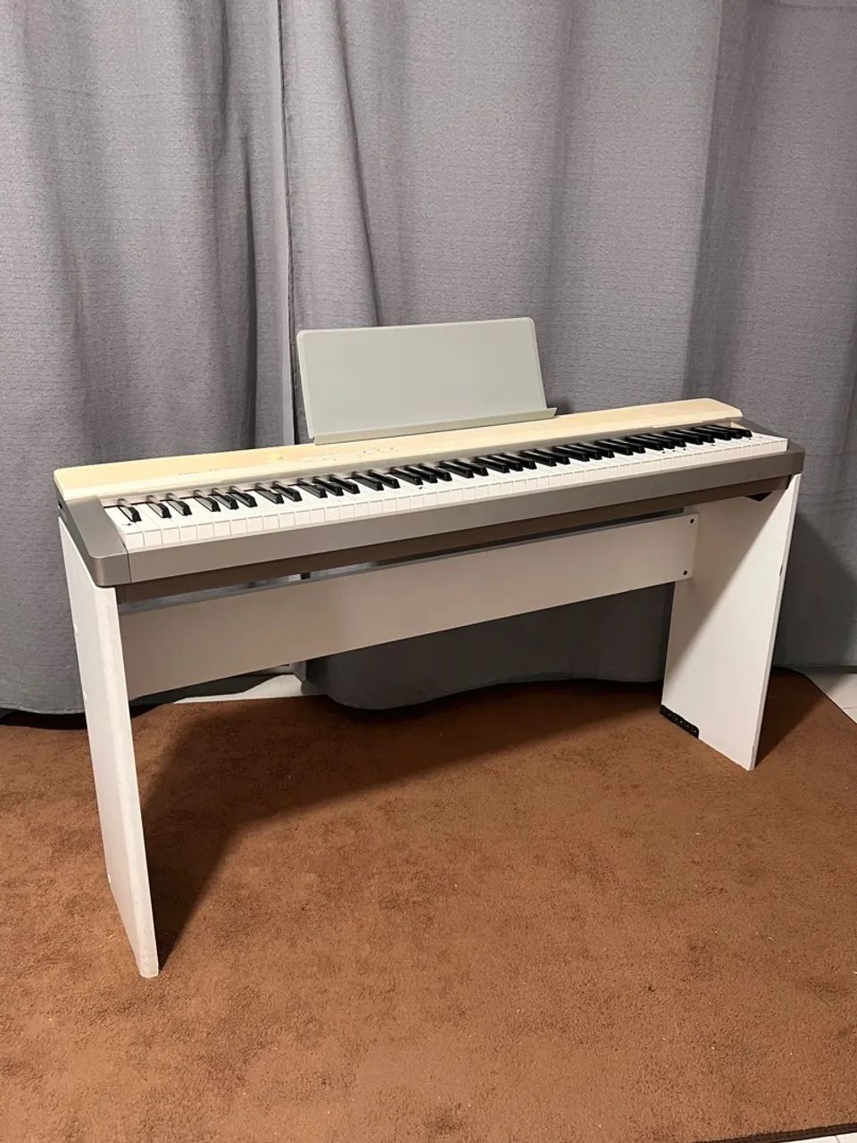 Piano Digital PX 130 branco acetinado *contém detalhes 