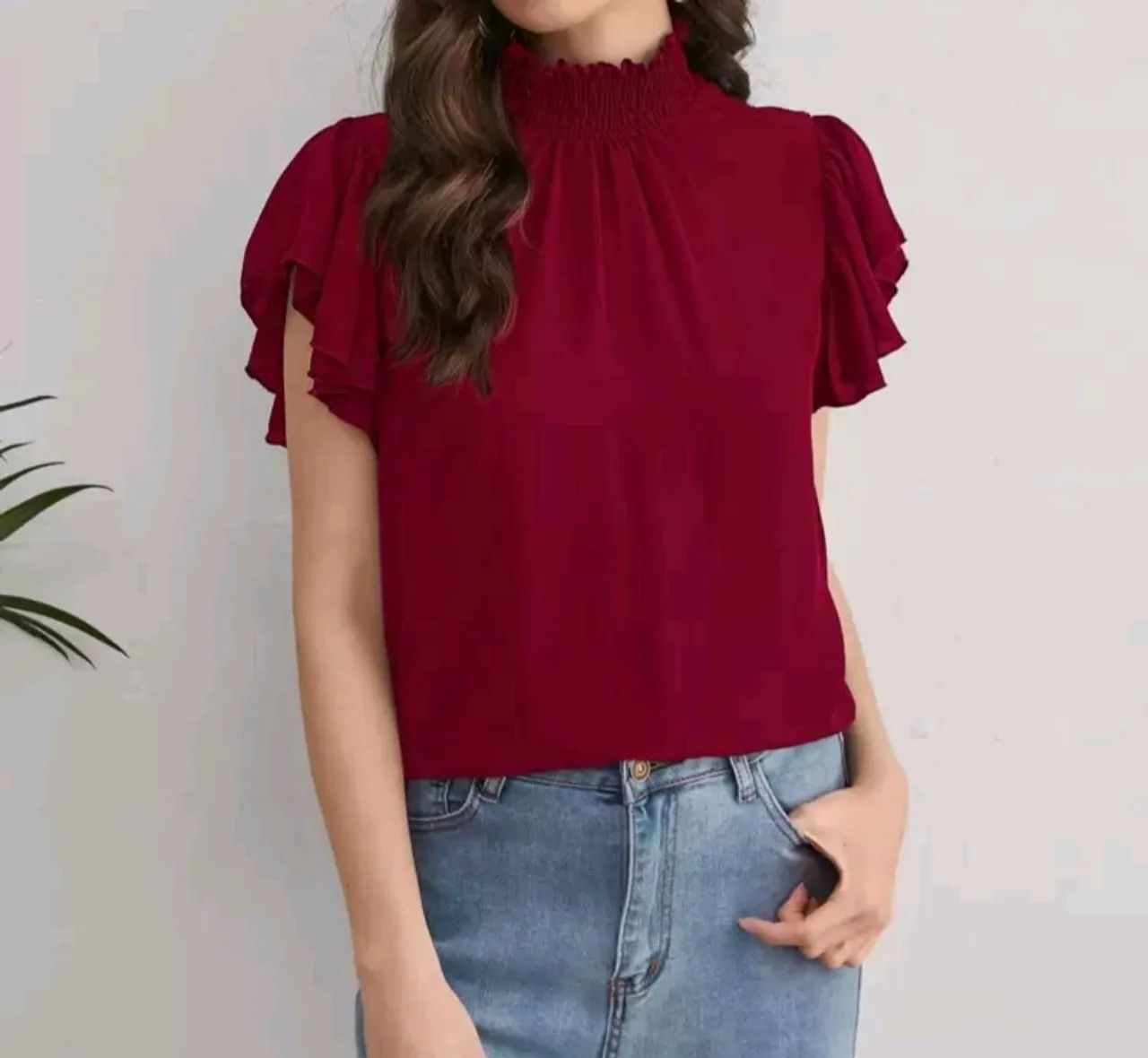 Blusa feminina de renda com mangas bufantes