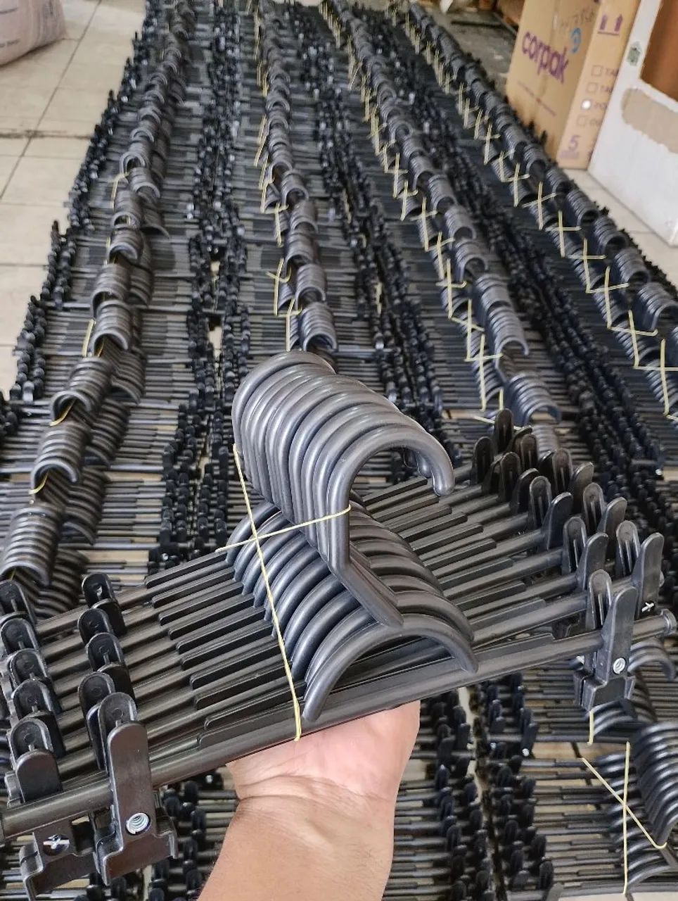 Cabide com presilha adulto novos 3,50un. Atacado 