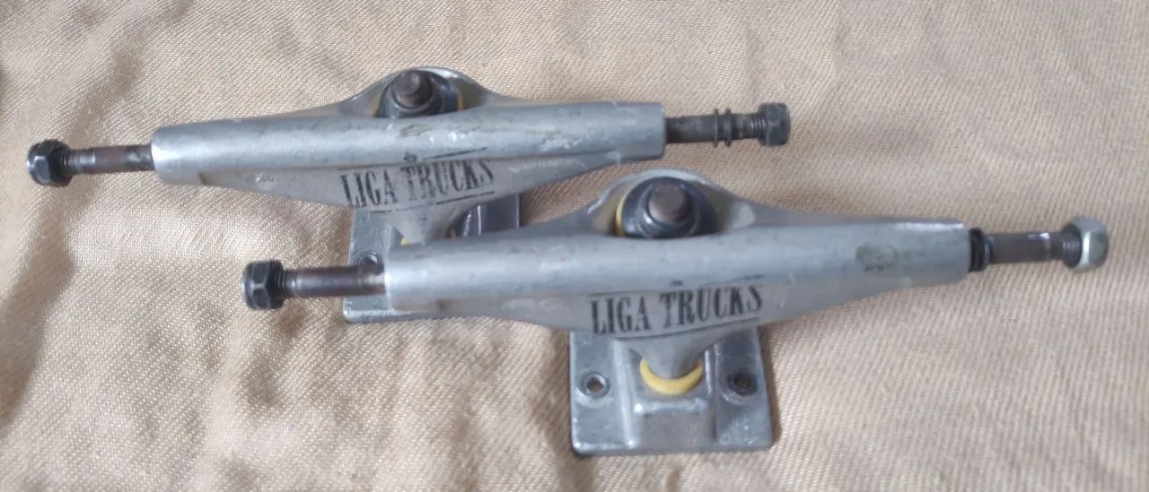 Trucks Liga usado pouco e roda Black ship nova .