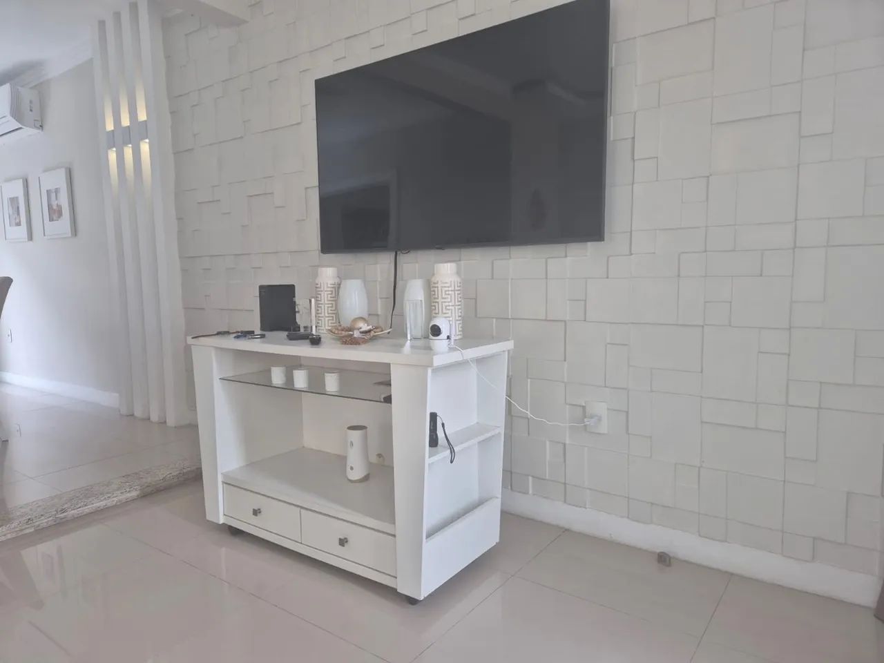 Rack de TV branco com 2 gavetas - Foto 4