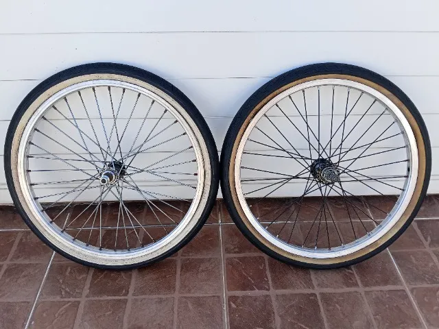 Par de Rodas Aro 20 com Pneus Kenda - Faixa Bege