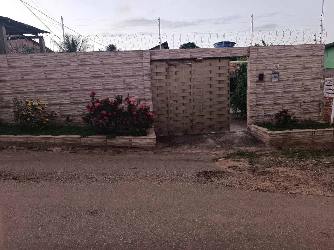 Vendo casa em alvenaria, toda mudada, com cerca elétrica, sistema de interfone..