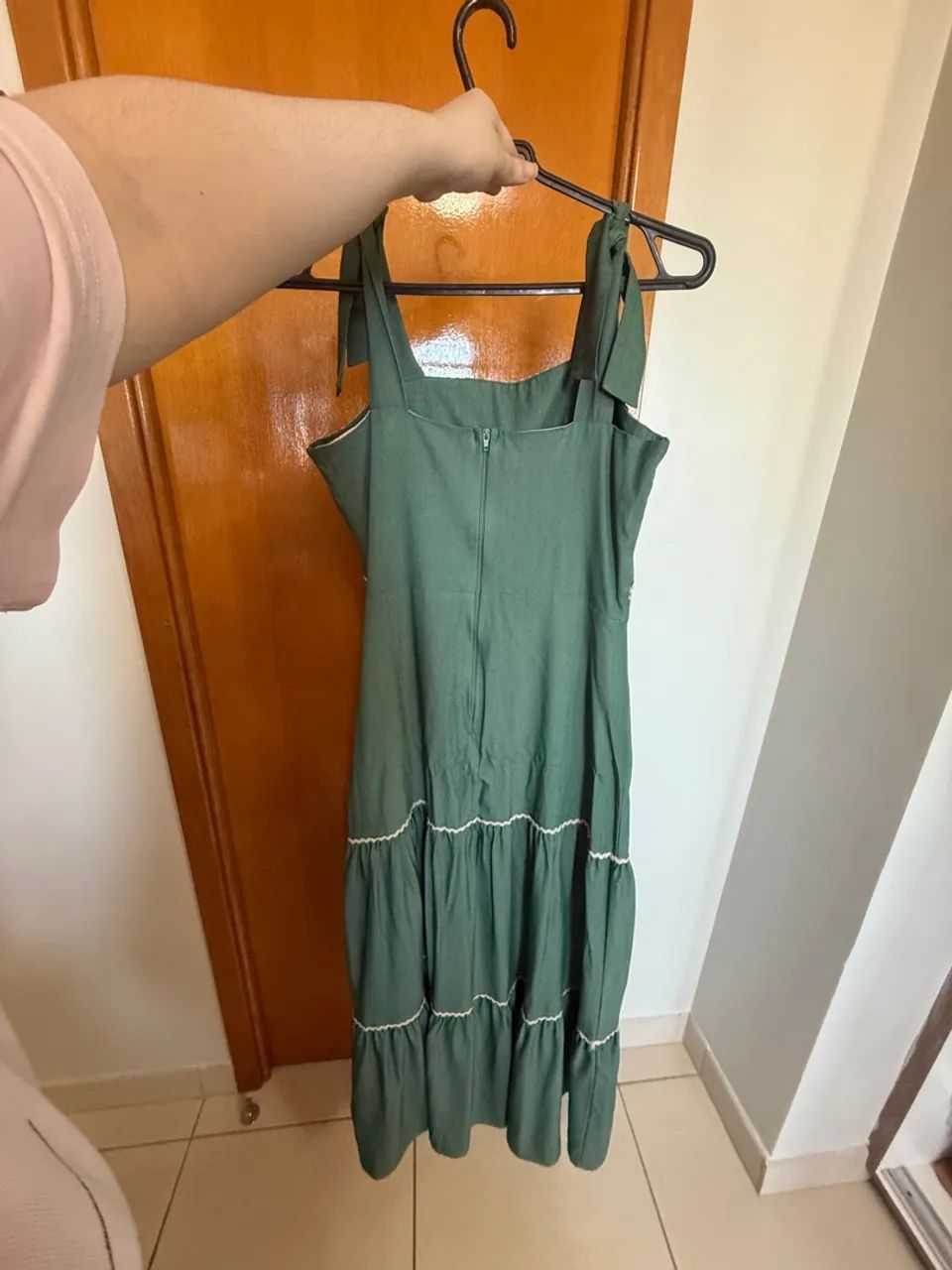 Vestido longo verde com detalhes brancos - Foto 2