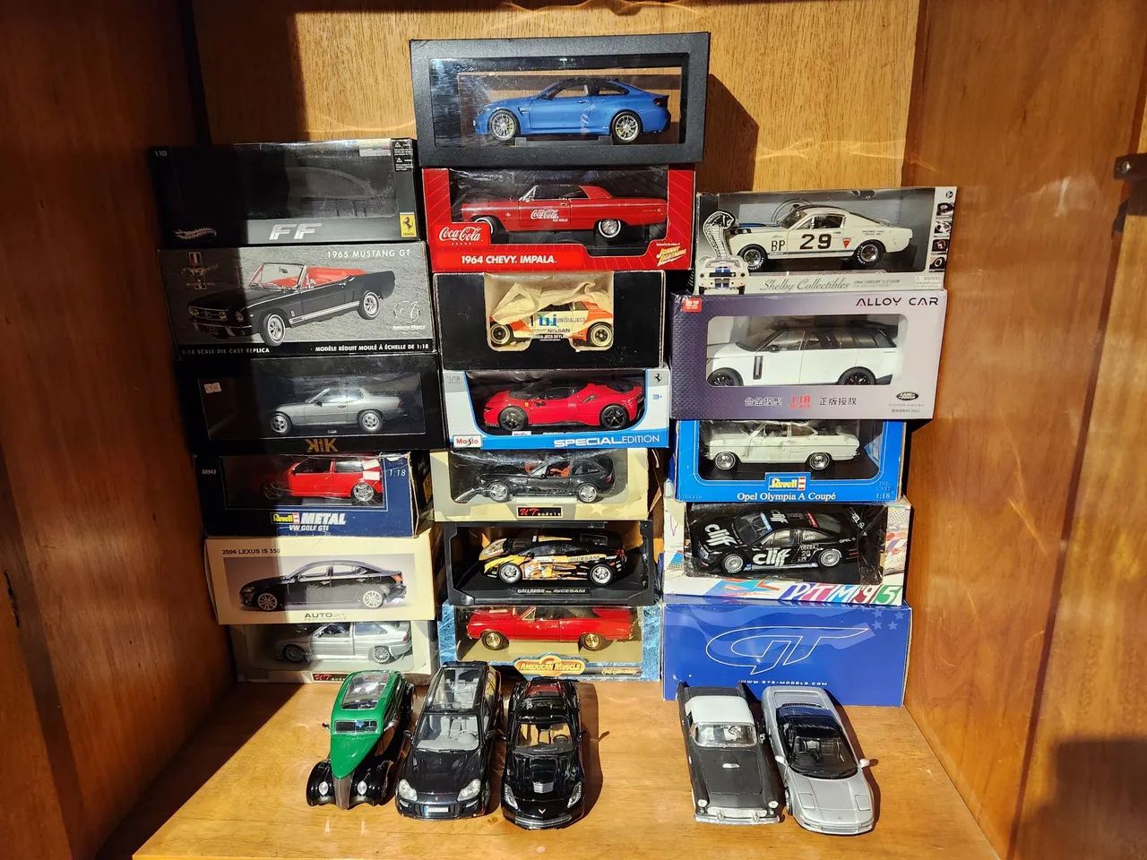 Miniaturas de Carros 1/18 - lista e preços na descrição 