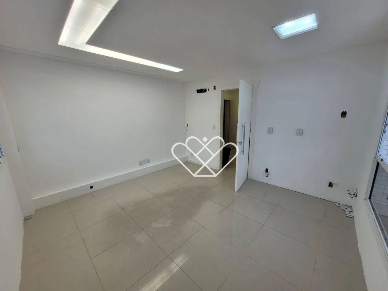 Sala Comercial de 28m² no Centro: Ideal para Seu Negócio com Facilidade e Praticidade - Foto 5