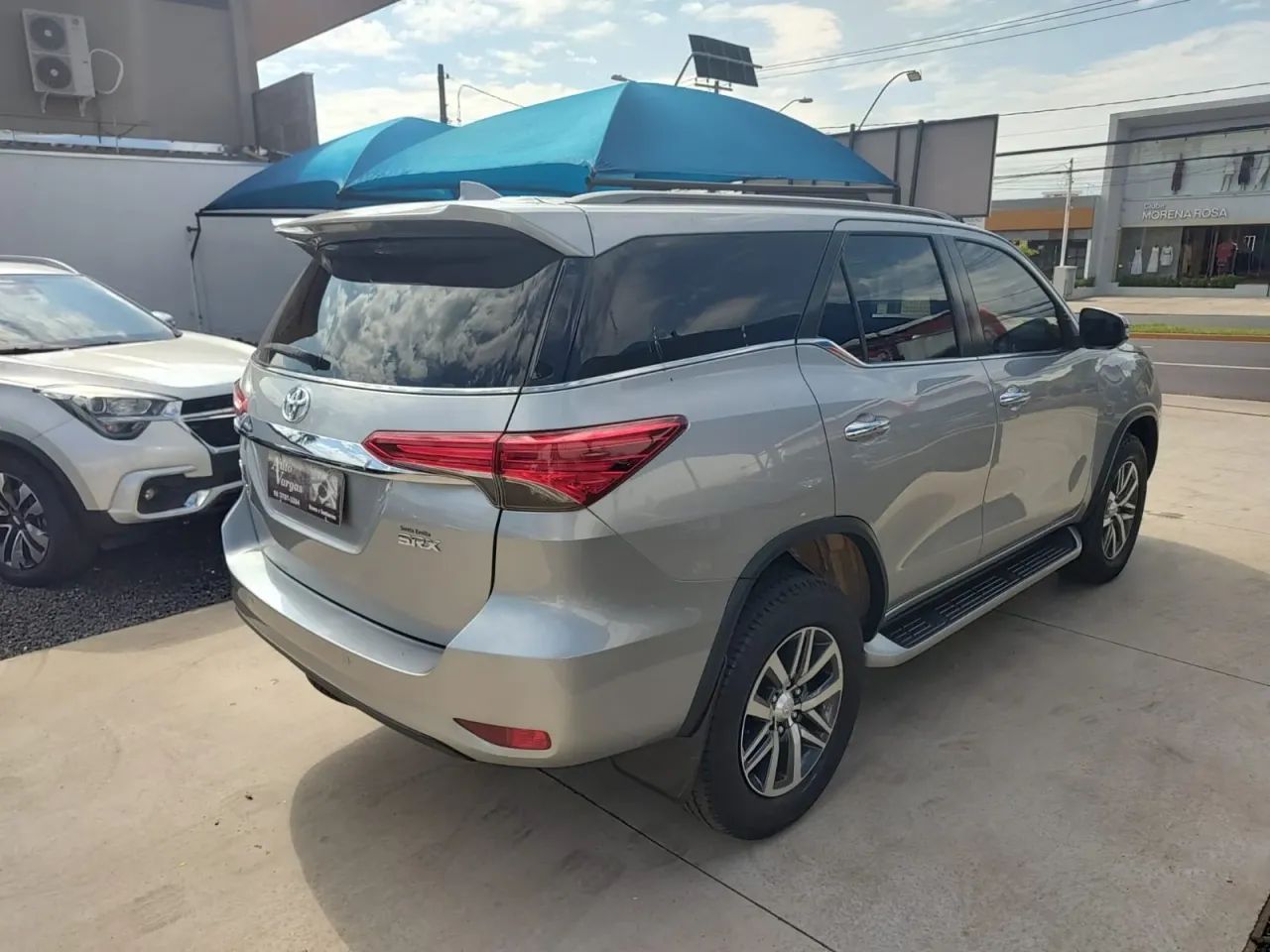 TOYOTA HILUX SW4 2.8 SRX 4X4 7 LUGARES 16V TURBO INTERCOOLER DIESEL 4P AUTOMÁTICO PRATA 2 - Foto 5